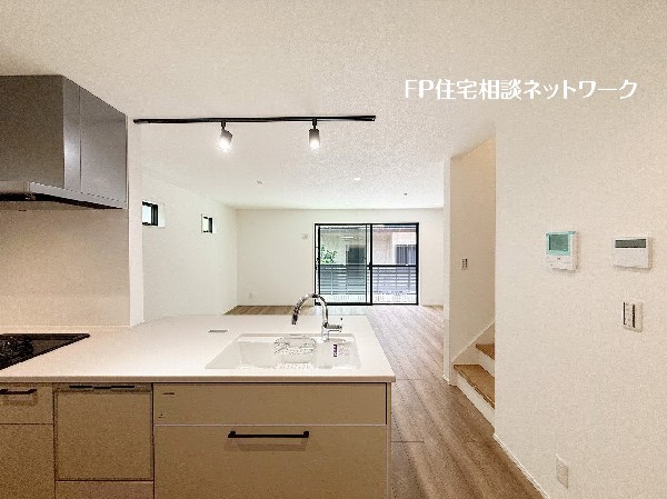 リビングで遊ぶお子様を見守りながらお料理が出来る対面式カウンターキッチンは、料理をしながらご家族との会話を楽しめます。毎日のお料理も楽しくなりますね。