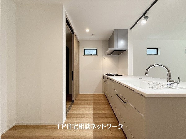 新しいキッチンは食事の支度も楽しく出来る。お手伝いをしてくれるお子様と並びながら準備や片付けが出来るキッチンは、ご家族のコミュニケーションを育む場として活躍します。 