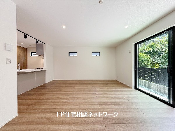 想像以上の質感が訪れる者の心を離さない。フローリング素材、窓の配置、壁面タイル、カラーバランス、どれをとってもワンランク上の仕上がり。 