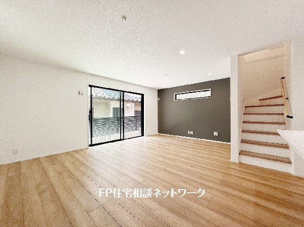 オープンな空間を生み出す、広がりとゆとり。家族と過ごす時間を大切にしたい方にぴったりのゆとりある住空間です。日差しがリビングの隅々までしっかりと届きます。 
