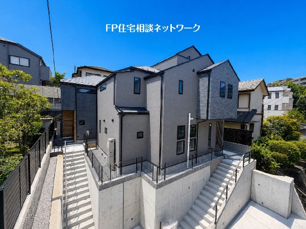 外観:東急田園都市線沿線の閑静な住宅街に位置しており、区画整理された街並みは都会の中で静かな日常を送る事が出来ます。