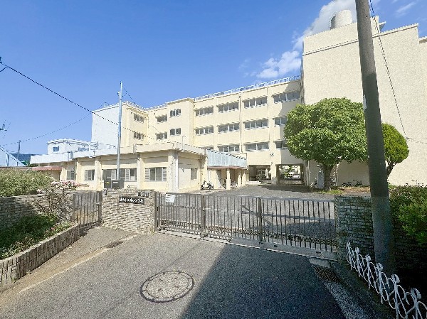 周辺環境:荏田小学校(お子様が一日の中でも長い時間を過ごす小学校。のびのびと過ごし、広い校庭で元気に駆け回ったり、どんどん成長していく姿が目に浮かびます。)