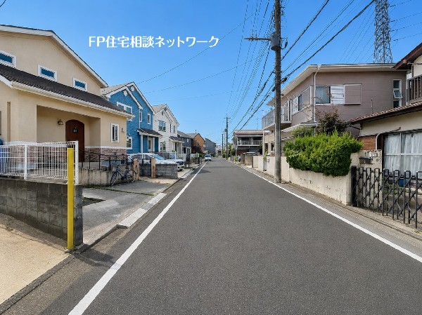外観:前面道路の幅員は6.5ｍあり、車のすれ違いも出来るので車の運転が苦手な方でも安心です。