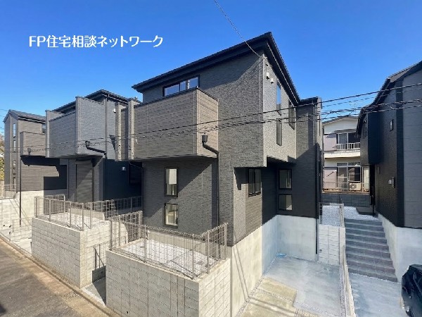 外観:【類似外観同仕様】施工例のため分譲中の建物とは外壁、屋根開口部等の形状・仕様が異なります。