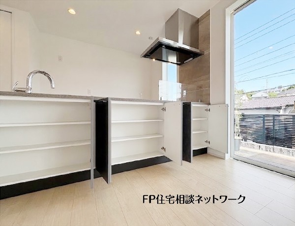 【収納】  本画像はAIがCGで小物を作成しており、実際の現地に小物は設置されておりません。また、販売価格に小物等は含まれておりません。 