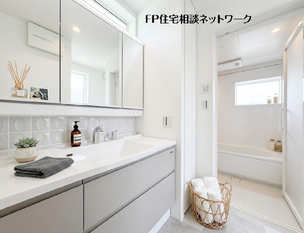 【洗面脱衣室】  本画像はAIがCGで家具を作成しており、実際の現地に家具は設置されておりません。また、販売価格に家具等は含まれておりません。 