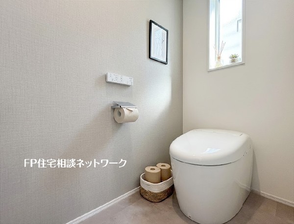 【トイレ】  本画像はAIがCGで小物を作成しており、実際の現地に小物は設置されておりません。また、販売価格に小物等は含まれておりません。 