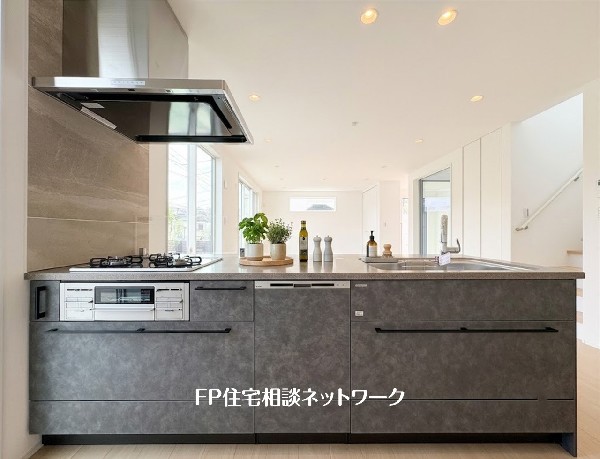 【キッチン】  本画像はAIがCGで小物を作成しており、実際の現地に小物は設置されておりません。また、販売価格に小物等は含まれておりません。