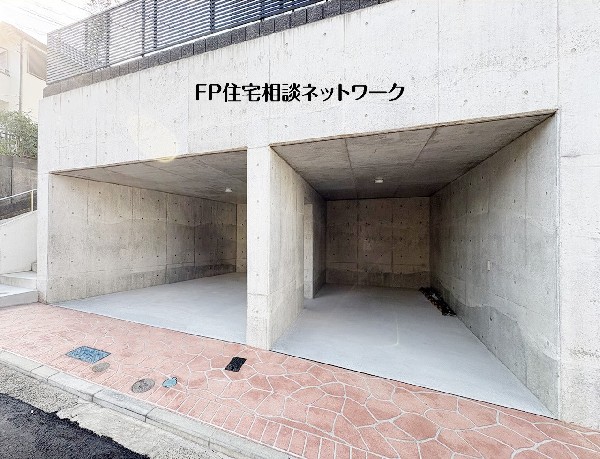 外観:【地下車庫】  大切なお車を雨や風から守る、広々としたビルトインガレージ。コンクリートの無機質な質感が、愛車をより一層引き立てます。2台分の駐車スペースを確保しており、カーライフも充実すること間違いなし 