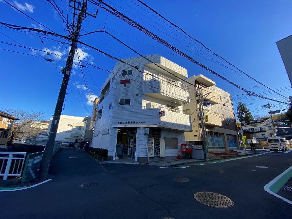 周辺環境:横浜山内郵便局(郵便だけでなく、保険や銀行、その他暮らしに役立つお手伝いが出来ます。)