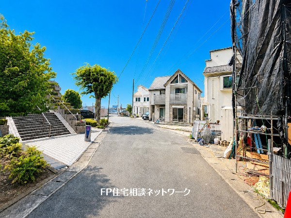 外観:前面道路はゆとりある約6m幅員。車通りも少なく、お車の出し入れや小さなお子様のいるご家庭にも嬉しい住環境です。