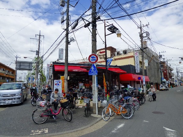 周辺環境:フレスコ ベンガベンガ 久地店 (一通りのものが揃っている街のスーパー。特にお惣菜が豊富でお弁当から一品料理まで陳列されている。)