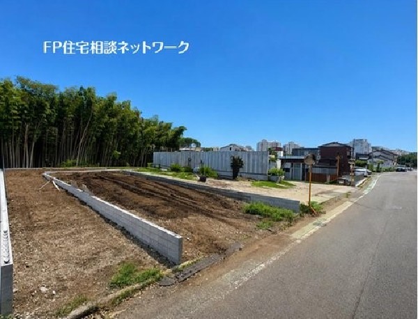 外観:青空が広がる開放的な更地です。前面道路はゆとりがあり、車でのアクセスもスムーズ。周辺は落ち着いた住環境が整い、新生活のスタートにぴったりの立地となっています。