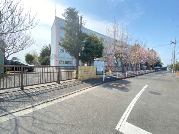 周辺環境:山田小学校(お子様が一日の中でも長い時間を過ごす小学校。のびのびと過ごし、広い校庭で元気に駆け回ったり、どんどん成長していく姿が目に浮かびます。)