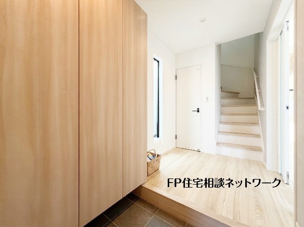 【玄関】  明るく清潔感のある玄関ホール。大容量のシューズボックスが空間をすっきりと保ちます。柔らかな光が差し込む窓の横には、お気に入りのインテリアを飾って、家族やゲストを温かくお迎えします。 