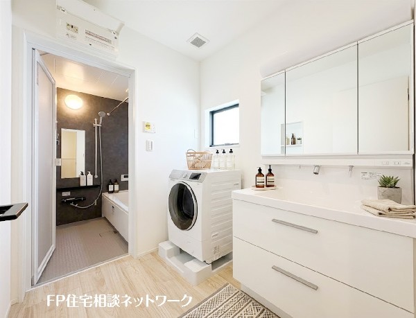 【洗面脱衣室】  本画像はAIがCGで家具を作成しており、実際の現地に家具は設置されておりません。また、販売価格に家具等は含まれておりません。 