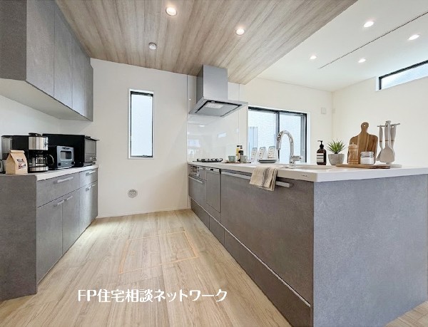 【キッチン】  本画像はAIがCGで家具を作成しており、実際の現地に家具は設置されておりません。また、販売価格に家具等は含まれておりません。