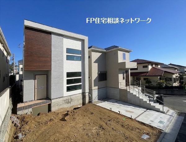 外観:【外観】  洗練された都会的な外観デザイン。木目調のアクセントウォールが温かみを添え、モダンな印象を与えます。広い前面スペースは、将来の夢が広がる駐車スペースやガーデニングに最適です。