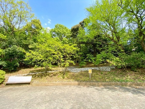 周辺環境:市ヶ尾遺跡公園(住宅街らしく近隣には公園が複数ありますので、お子様にも嬉しい住環境です。きっと、お気に入りの公園がみつかるはずです。)