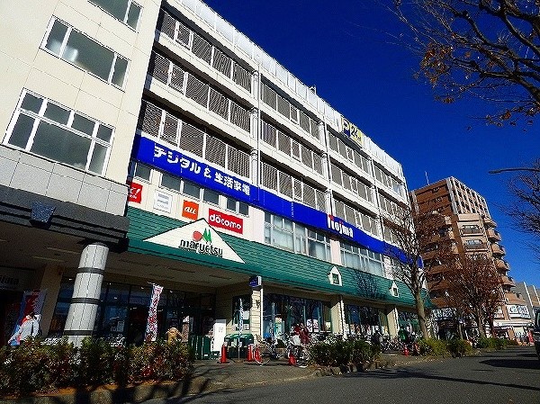 周辺環境:マルエツ 鶴川店(幹線道路沿いにあり、自転車や車で立ち寄りやすい駐車場完備のスーパーです。朝9時から夜9時まで営業。駐車場は65台無料です！)