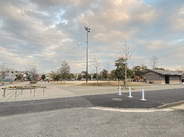 周辺環境:小田公園(赤と黄色の大型のすべり台や複合遊具が設置された公園。夏にはじゃぶじゃぶ池で水遊びが人気。)
