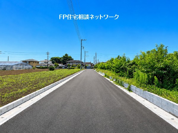 外観:幅員約6ｍのゆとりある開発道路。高低差のないフラットな街並みで、開放感のある住環境が魅力です。新しく整備された道路が美しい街並みを形成します。