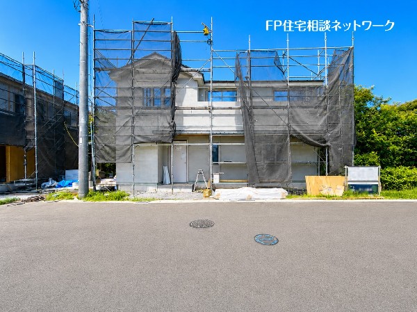 外観:陽光がたっぷりと降りそそぐ南道路に面した明るい住まい。陽当たりと開放感をしっかりと感じられる立地です。明るく心地よい暮らしが期待できます。