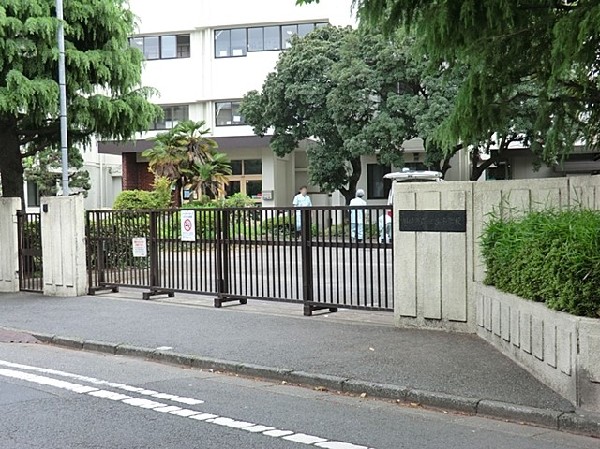 周辺環境:四谷小学校(よく考え、工夫する子　つよく明るく元気な子　やさしく思いやりのある子。)
