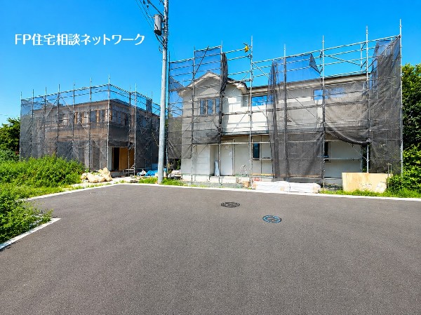 外観:前面は開放感があり、実際の建物の大きさや道路との位置関係も現地でご確認いただけます。完成前の今だからこそ、ぜひ一度現地をご覧ください 。