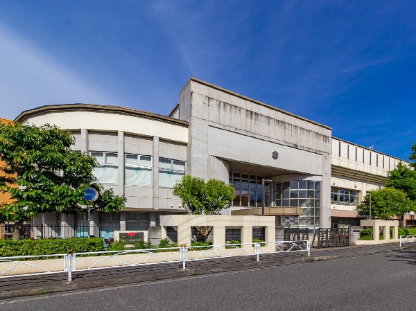 周辺環境:宮崎中学校( 主に4つの小学校から生徒が入学し、全校生徒900名をこす大規模校です。地域と深いつながりを持つなかで生徒たちの教育活動に取り組んでいます。)