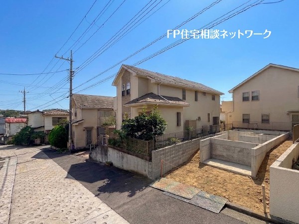 外観:基礎工事が平らにならされ、次のステップであるお家の建設が今にも始まりそうな、ワクワク感があります。