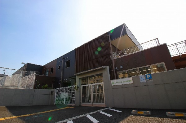 周辺環境:ChaCha Children Kakinokidai保育園(認可保育園。コンセプトは「オトナな保育園」。子供も大人も充実した時間が過ごせる場所を目指しています。)