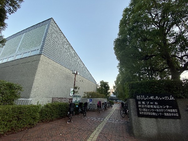 周辺環境:都筑プール(焼却炉の熱を利用した温水プール。「都筑ふれあいの丘」駅のそばにあります。)