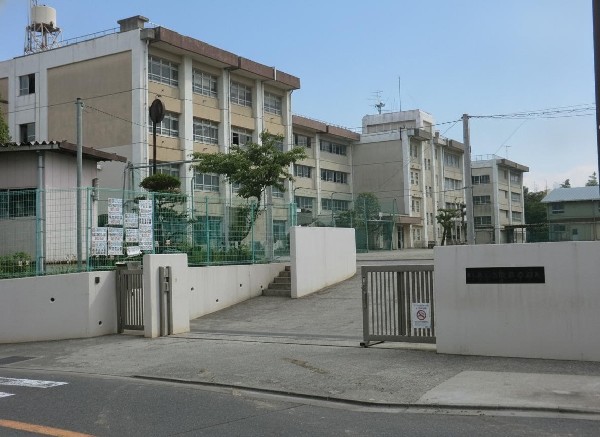 周辺環境:犬蔵中学校(学校教育目標は「生命・いのちを尊重し，生きる力を育む。」)