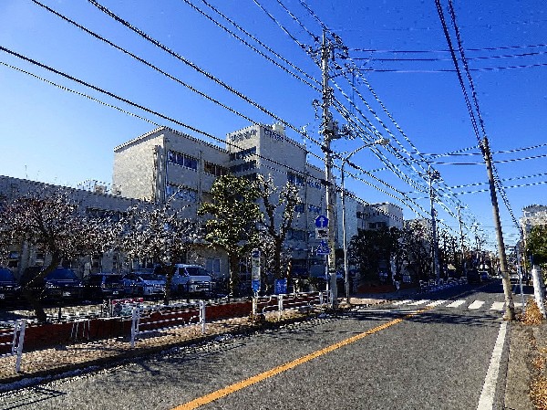 周辺環境:日吉台中学校(自ら学び続ける生徒(知)自ら考え、判断し、行動する生徒　自他の人権を尊重する生徒　健康でたくましく生きる生徒　等)
