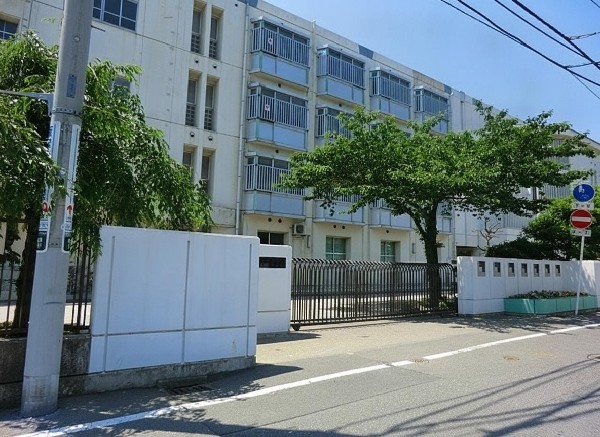周辺環境:南加瀬中学校(成長の過程でより濃い時間を過ごす3年間。ここで過ごす時間は、お子様にとって、とても大切な思い出となるはずです。)