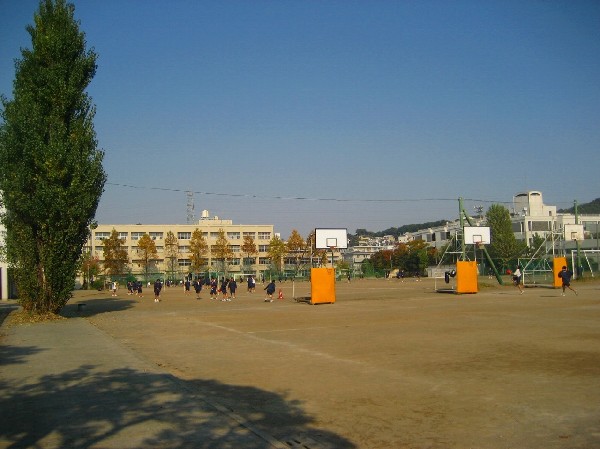 周辺環境:日吉台中学校(自ら考え、判断し、行動する生徒　自他の人権を尊重する生徒　健康でたくましく生きる生徒　社会の一員としての責任を果たす生徒)