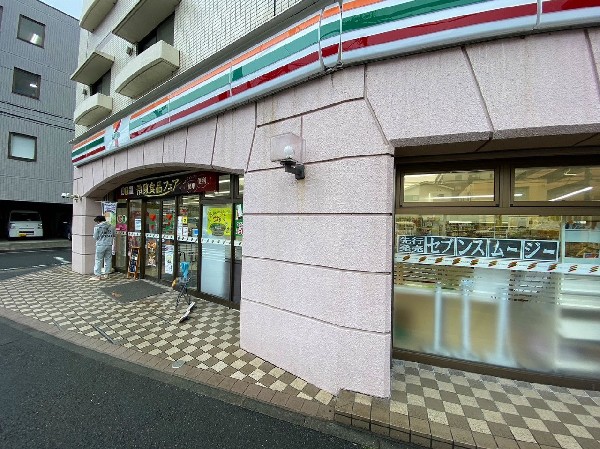 周辺環境:セブンイレブン横浜中山北店(酒たばこ取扱い有。無料Wi-Fi有。24時間営業のコンビニエンスストア。ホットスナックが人気です。)