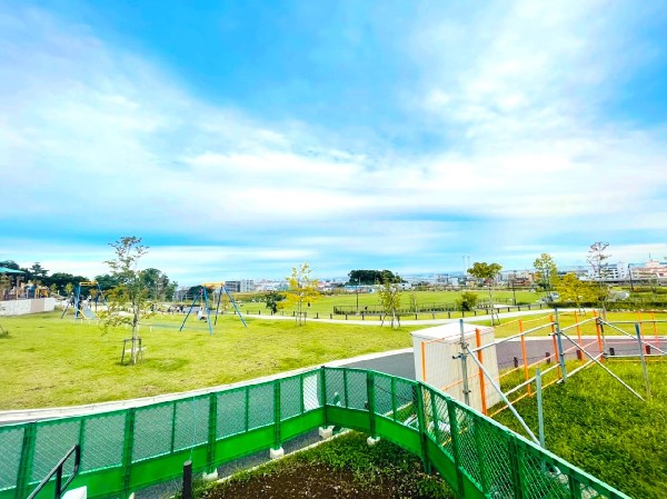 周辺環境:鶴見花月園公園(鶴見区に約40年ぶりに誕生した大規模公園。見晴らしもよく小さなお子様からお年寄りまで楽しめます。)