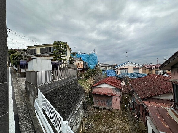 外観:階段を降り建物の右側を通ります。車1台駐車可能。公道から離れた住宅は静かな暮らしが出来そうです。