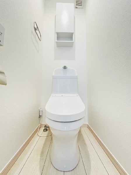 ウォシュレット、暖房便座機能付のトイレです。１階と2階の2ヶ所に設置しているので忙しい朝も便利です。