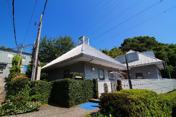 周辺環境:三ツ池幼稚園(園舎が広く綺麗な幼稚園。園庭に巨大な複合遊具があり子供たちに人気。運動会は鼓笛、組体操に感動します。)