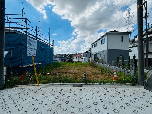 外観:前面道路は車通りの少ない道路。小さなお子様も安心です。お車の出し入れが苦手な方も駐車しやすそうです。