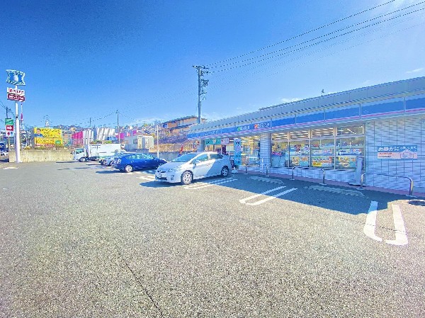 周辺環境:ローソン駒岡1丁目店(スイーツが人気のコンビニ。店内厨房で炊いたご飯や出来立て揚げ物を提供するまちかど厨房取扱店。)