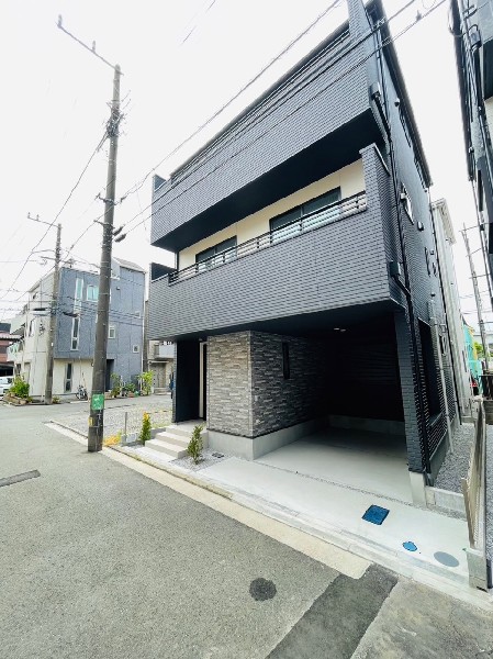 外観:ビルトイン車庫の木造3階建です。大切なお車を雨風から守ります。