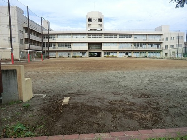 周辺環境:寛政中学校(生徒全員が部活動に入部する部活動が盛んな中学校。文化祭や体育祭では生徒が一致団結し盛り上がります。)