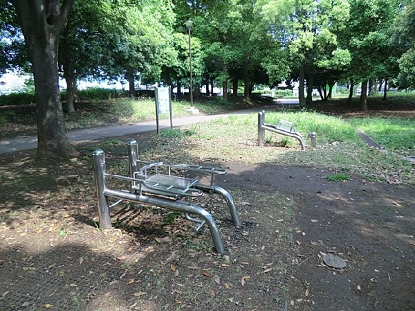 周辺環境:入船公園(ナイター付きの野球場とテニスコート、遊具や芝生広場、ドッグランがある自然公園。四季折々の花が美しい。)