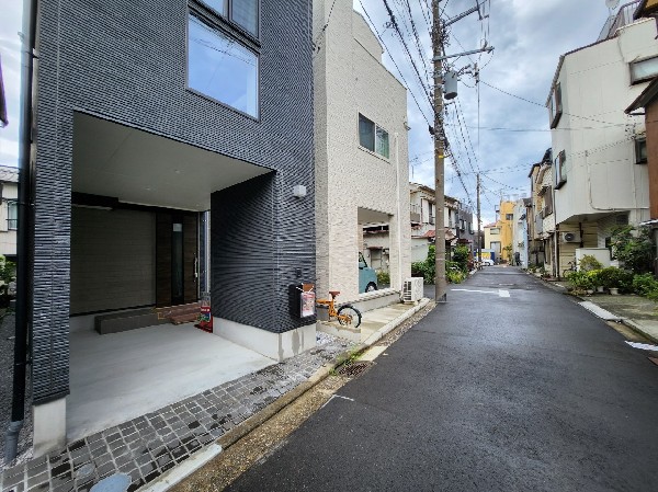 外観:ビルトインガレージのある一戸建て。雨風から大切なお車を守り、お荷物の出し入れもゆっくり行えます。