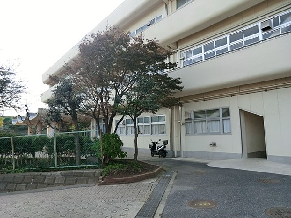 周辺環境:上の宮中学校(各学年5クラスの中学校。校訓は「努力、自立、敬愛」。校庭や体育館の設備が充実し、部活動の数も多い。)