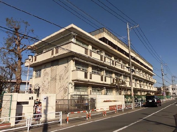 周辺環境:緑小学校(各学年4～5クラスの小学校。広い校庭やプールがあり、のびのびと過ごせる小学校。)